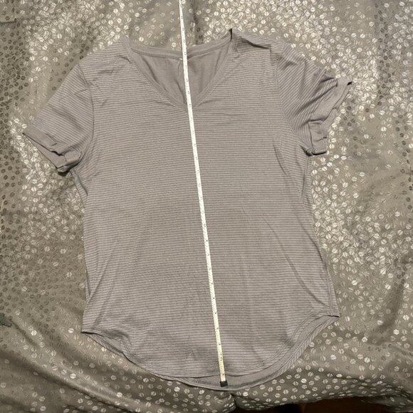 Lululemon Love Tee V Neck in Gray with mini stripe, rolled sleeves, size 8 - Picture 5 of 6